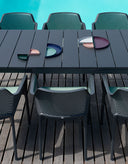 Mesa Rio 210 extensible en antracita con sillas, vista cenital – Nardi