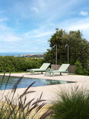 Tumbonas Plano y mesa auxiliar Net Table 40 en menta, junto a la piscina con vistas – Nardi