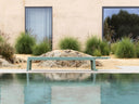 Tumbona Plano en menta reflejada en la piscina – Nardi