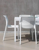 Sillas Bit en blanco junto a una mesa blanca – Nardi
