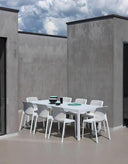 Sillas Bit en blanco alrededor de una mesa, en un patio – Nardi