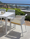 Silla Net en blanco junto a la mesa, detalle – Nardi