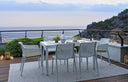Sillas Net en blanco con mesa blanca, en una terraza con vistas al mar – Nardi
