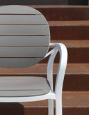 Silla Palma, en blanco y tortora, en un ambiente de exterior, otra vista – Nardi