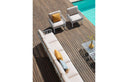 Sofá y sillones KOMODO en blanco junto a la piscina, vista cenital – Nardi