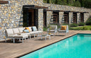 Sofá modular y sillones KOMODO en blanco junto a la piscina – Nardi