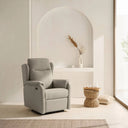 Sillón relax elevador BLANCA con respaldo alto, en beige, en un rincón con hornacina