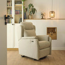 Sillón relax elevador BLANCA con respaldo alto, en beige, en un salón junto a la librería