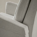 Detalle del tejido y la costura del brazo del sillón relax manual LEO