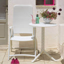 Sillón Darsena en blanco con mesa auxiliar, en un patio – Nardi