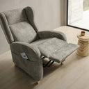 Sillón relax manual ALIX con respaldo orejero, tapizado en beige, abierto en posición relax en un salón