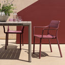 Silla Cassia en borgoña junto a una mesa, en una terraza – Nardi