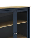 Vitrina MUSGO de 90 cm con 2 puertas de cristal, en azul marino, detalle de las baldas de roble