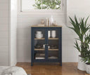 Vitrina MUSGO de 90 cm con 2 puertas de cristal, en azul marino, en un dormitorio