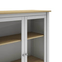 Vitrina MUSGO de 90 cm con 2 puertas de cristal, en blanco, detalle de las baldas de roble