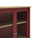 Vitrina MUSGO de 90 cm con 2 puertas de cristal, en burdeos, detalle de las baldas de roble