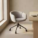 Silla de escritorio ADD con ruedas con reposabrazos, en gris claro, en un escritorio junto a una ventana – Teulat