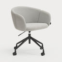 Silla de escritorio ADD con ruedas, con reposabrazos, en gris claro, vista en tres cuartos – Teulat