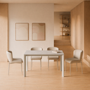 Silla ZOEY de patas beige, en un comedor