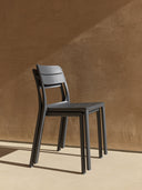 Silla Cassia Bistrot, en antracita, en un ambiente de exterior, vista 3 – Nardi