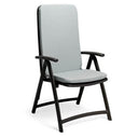 Cojín para sillón Darsena en gris, sobre sillón en antracita – Nardi