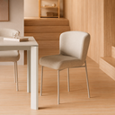 Silla ZOEY de patas beige, en un comedor, vista de cerca