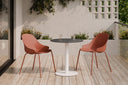 Mesa LYA Redonda Ø 70 Porcelánica, baja, negro, blanca, en una terraza
