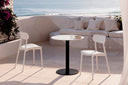 Mesa LYA Redonda Ø 70 Porcelánica, baja, blanco, negra, en una terraza