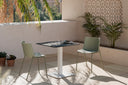 Mesa SAMIRA Cuadrada 70×70 Porcelánica, baja, negro, blanca, en una terraza