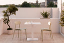 Mesa SAMIRA Cuadrada 70×70 Porcelánica, baja, blanco, blanca, en una terraza