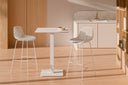 Mesa SAMIRA Cuadrada 70×70 Porcelánica, alta 96 cm, blanco, blanca, en un local de hostelería