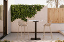 Mesa SAMIRA Cuadrada 70×70 Porcelánica, alta 96 cm, blanco, negra, en una terraza