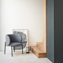 Butaca MOGI de 65 cm en gris oscuro, junto a una escalera – Teulat