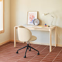 Silla de escritorio MOGI con ruedas en polipiel beige, en un escritorio con suelo de baldosa – Teulat