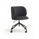 Silla de escritorio MOGI con ruedas, en polipiel negro, vista en tres cuartos – Teulat