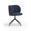 Silla tapizada MOGI con pie giratorio negro, en azul marino, vista en tres cuartos – Teulat