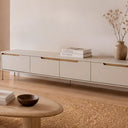 Mueble TV Bergen beige de 200 cm con 4 puertas, en un salón con alfombra de yute