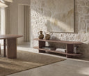 Mueble TV NIMES de 180 cm abierto, en nogal, en un salón con pared de piedra
