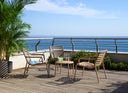 Sillones Doga Relax en una terraza con vistas al mar – Nardi