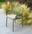 Silla Doga Armchair en agave con cojín, en un jardín – Nardi