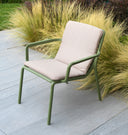 Sillón Doga Relax en agave con cojín, en un jardín – Nardi