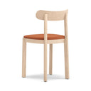 Silla NARA con asiento tapizado, en natural claro con asiento terracota, vista trasera en tres cuartos – Teulat