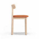 Silla NARA con asiento tapizado, en natural claro con asiento terracota, vista lateral – Teulat