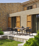 Mesa Rio 140 extensible en tortora con sillas Net y Bit en antracita, en una terraza – Nardi