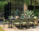 Mesa Rio ALU 210 extensible en antracita con sillones Trill en agave, en un jardín – Nardi