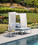 Sillón KOMODO en blanco con cojines ghiaccio Sunbrella, junto a la piscina – Nardi