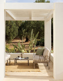 Sillón KOMODO en tortora con cojines canvas Sunbrella, bajo una pérgola – Nardi