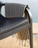 Sillón Net Lounge en antracita con toalla, detalle del respaldo – Nardi
