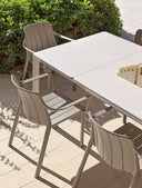 Sillón Tiberina en tortora junto a una mesa extensible, detalle – Nardi