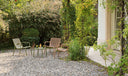 Sillones Doga Relax en capuchino y agave con mesa Doga, en un jardín – Nardi